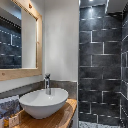 Aux Pieds Avec Balcon Et Animaux Admis - Fr-1-640-57 *